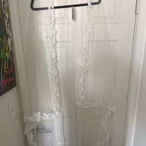 Vera Wang Veil! Never been worn!